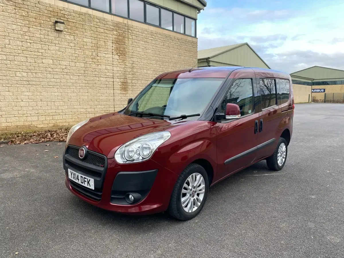 Begagnad Fiat Doblò 105 HK (77 kW) 2014 Röd Minibuss