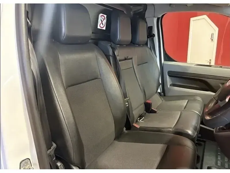 Second-hand Vauxhall Vivaro Sportive 100 CP (73 kW) 2021 Alb Monovolum