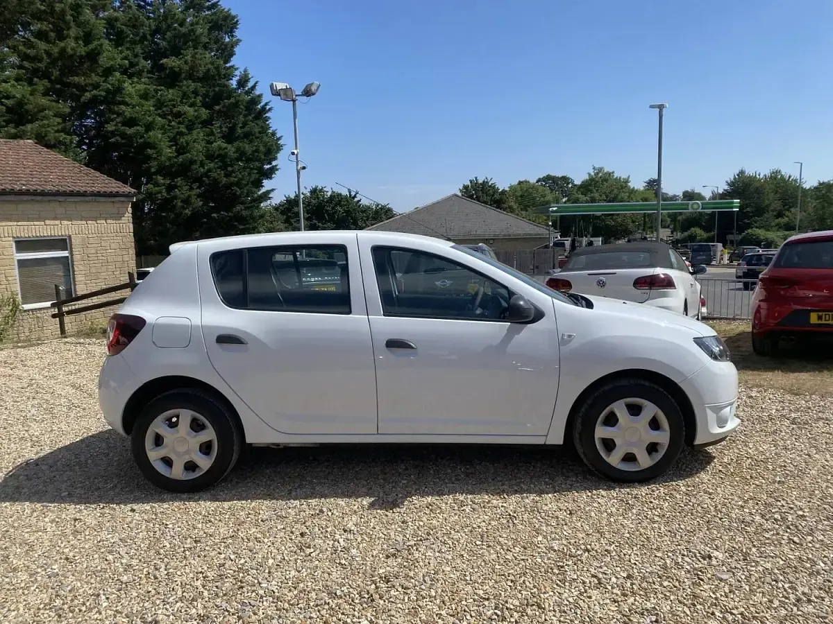 Used Dacia Sandero Ambiance 75 HP (55 kW) 2015 White Hatchback