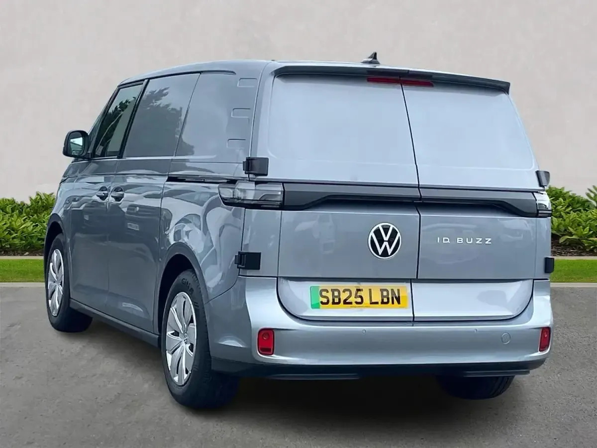 Usado VW ID. Buzz 210 kW (286 CV) 2025 Plateado Monovolumen