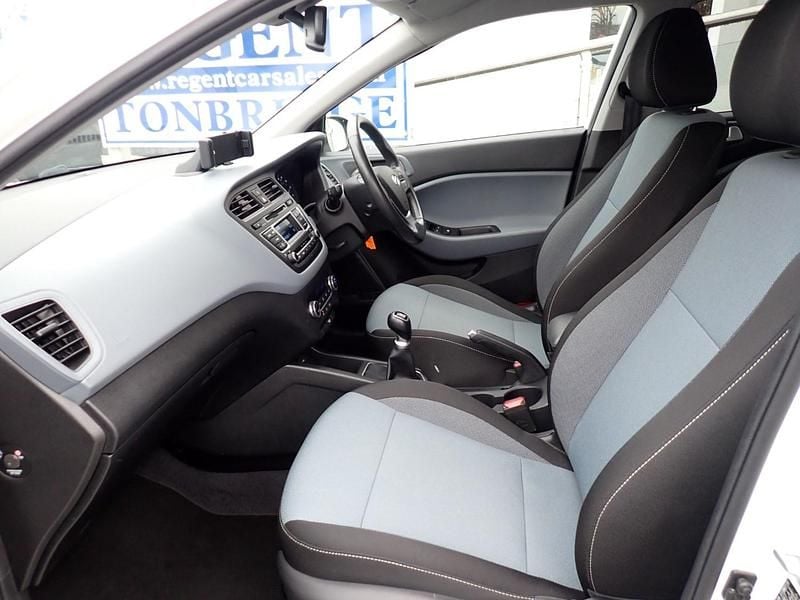 Used Hyundai i20 Premium 84 HP (61 kW) 2015 White Hatchback