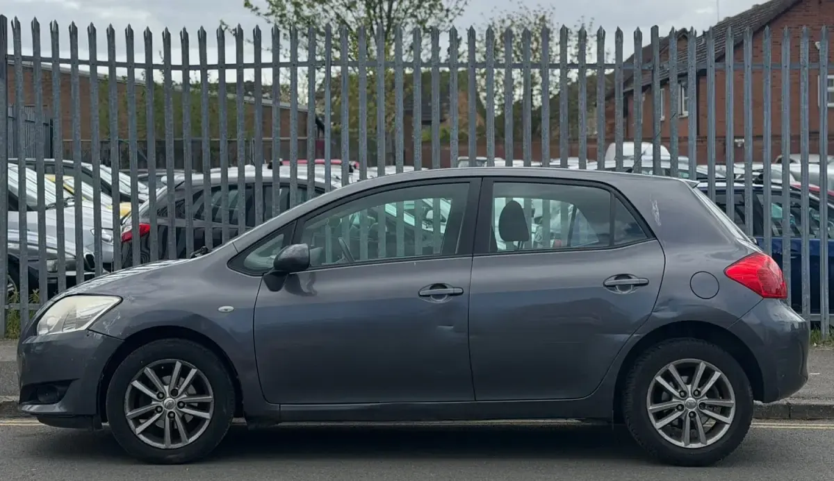 Usado Toyota Auris 124 HP (91 kW) 2008 Cinzento Citadino