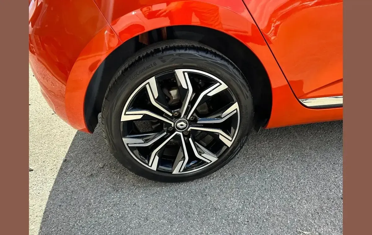 Used Renault Clio Techno 90 HP (66 kW) 2023 Orange  Hatchback
