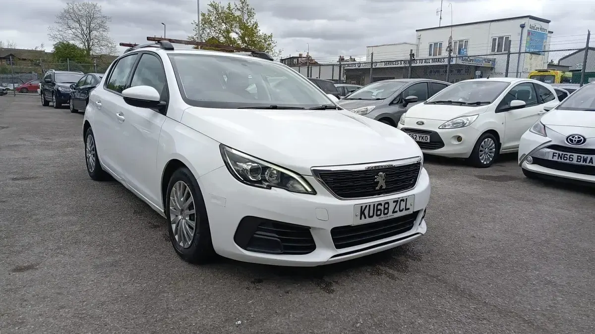 Used Peugeot 308 Access 100 HP (73 kW) 2019 White Hatchback