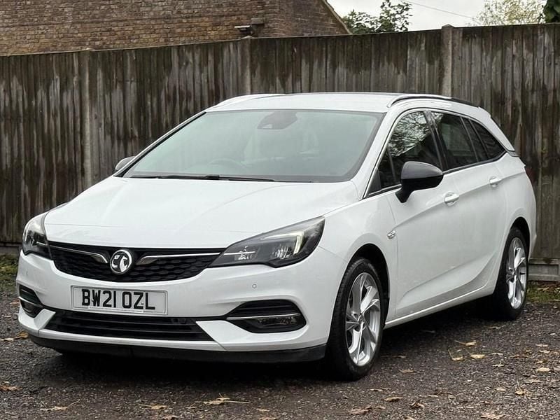 Used Vauxhall Astra SRi 122 HP (89 kW) 2021 White Estate