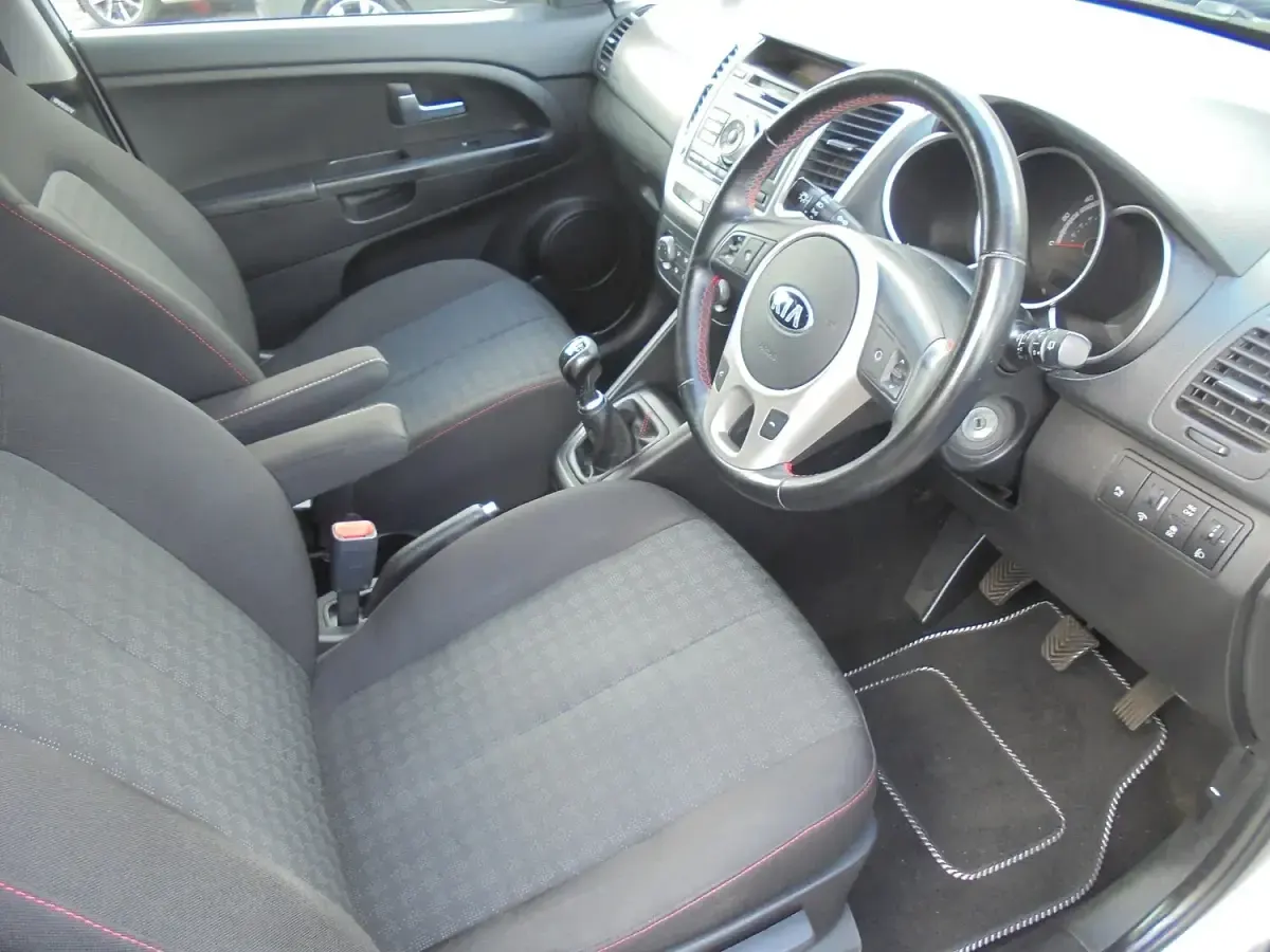 Used Kia Venga 90 HP (66 kW) 2015 Silver Hatchback
