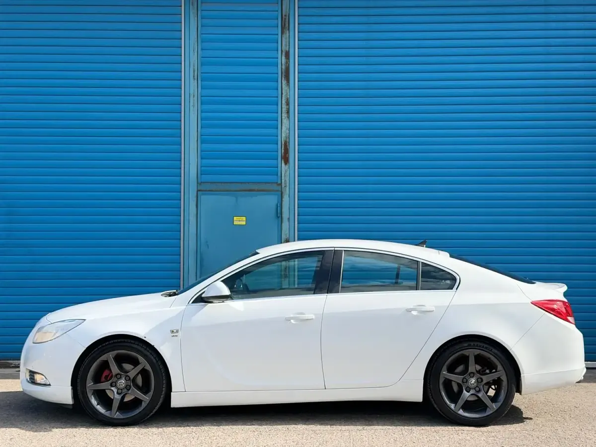Used Vauxhall Insignia SRi 160 HP (117 kW) 2013 White Hatchback