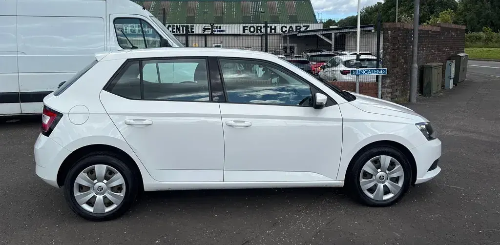 Used Skoda Fabia 60 HP (44 kW) 2015 White Hatchback