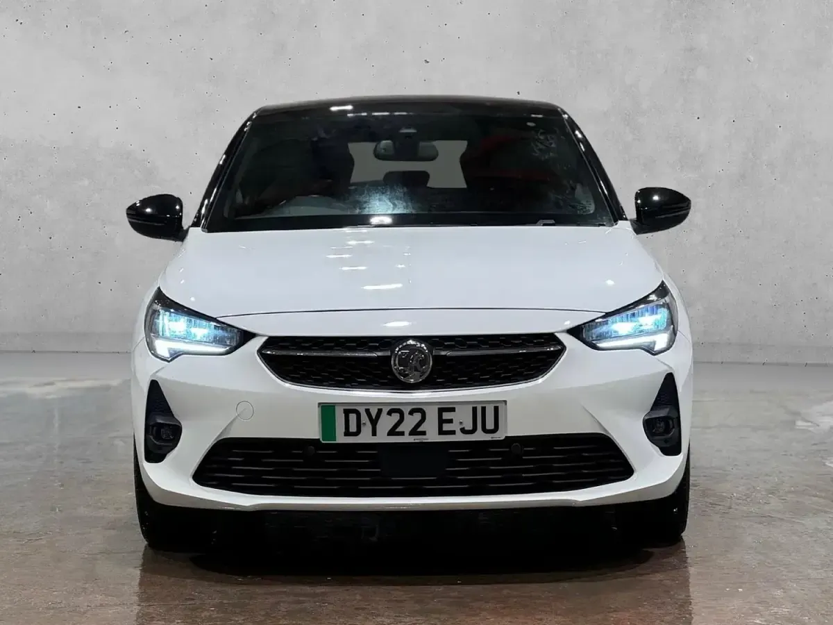 Begagnad Vauxhall Corsa-e SRi 100 kW (136 HK) 2021 Vit Halvkombi