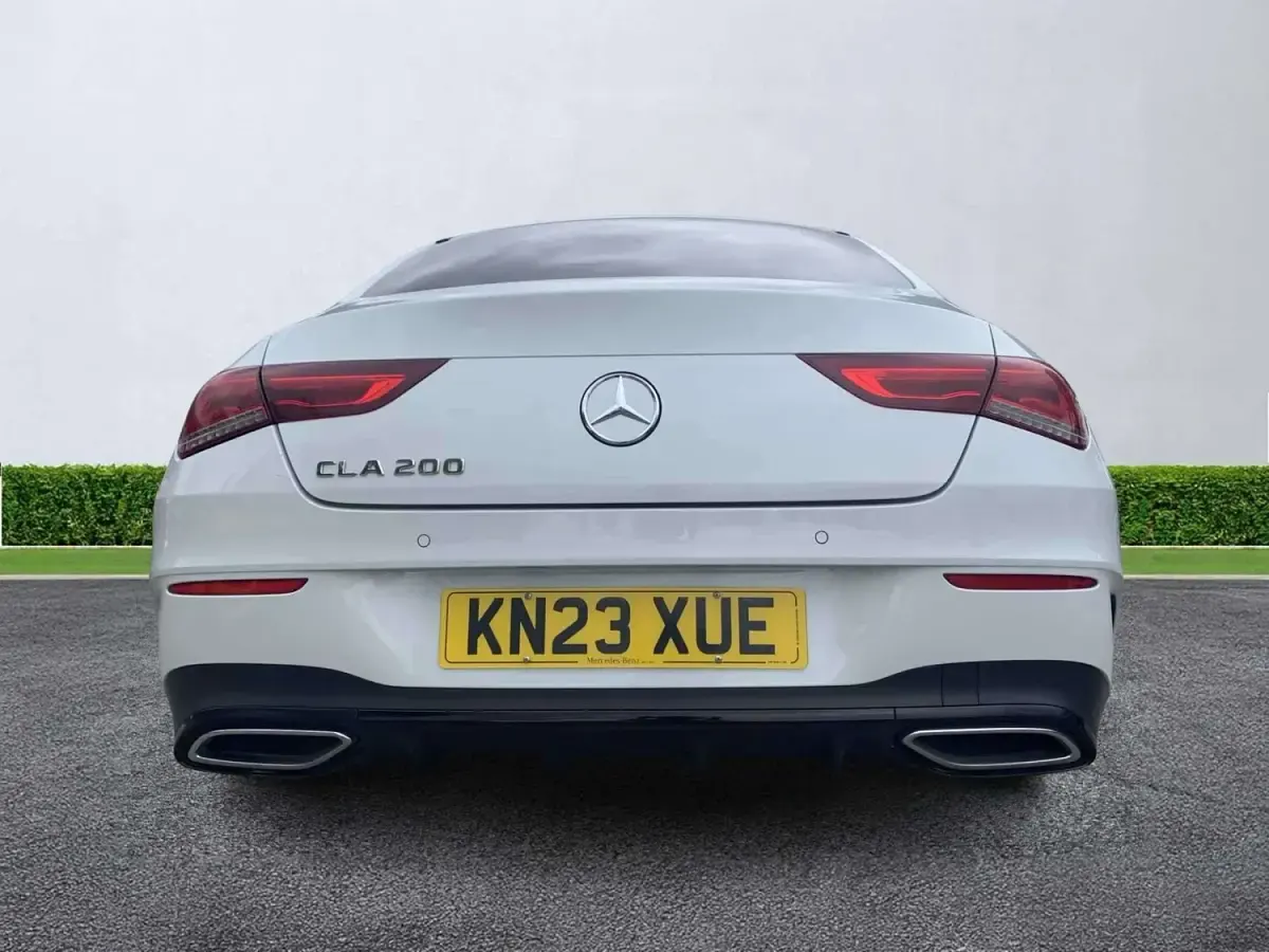 Begagnad Mercedes CLA200 Executive 2023 Vit Sportkupé