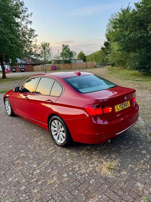 Begagnad BMW 320 Executive 184 HK (135 kW) 2012 Röd Sedan