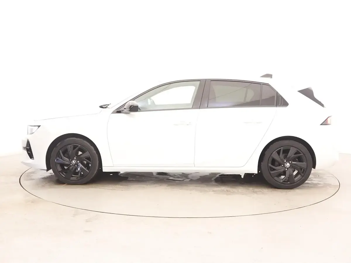 Used Vauxhall Astra 130 HP (95 kW) 2023 White Hatchback