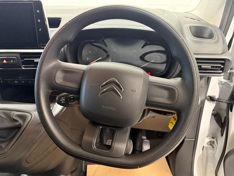 Used Citroën Berlingo 101 HP (74 kW) 2021 White MPV