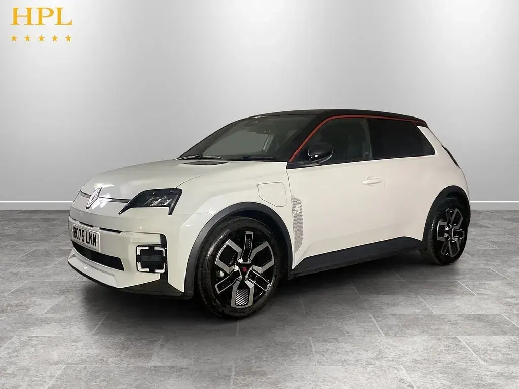 Used Renault 5 E-Tech Komfort 110 kW (150 HP) 2025 White Hatchback