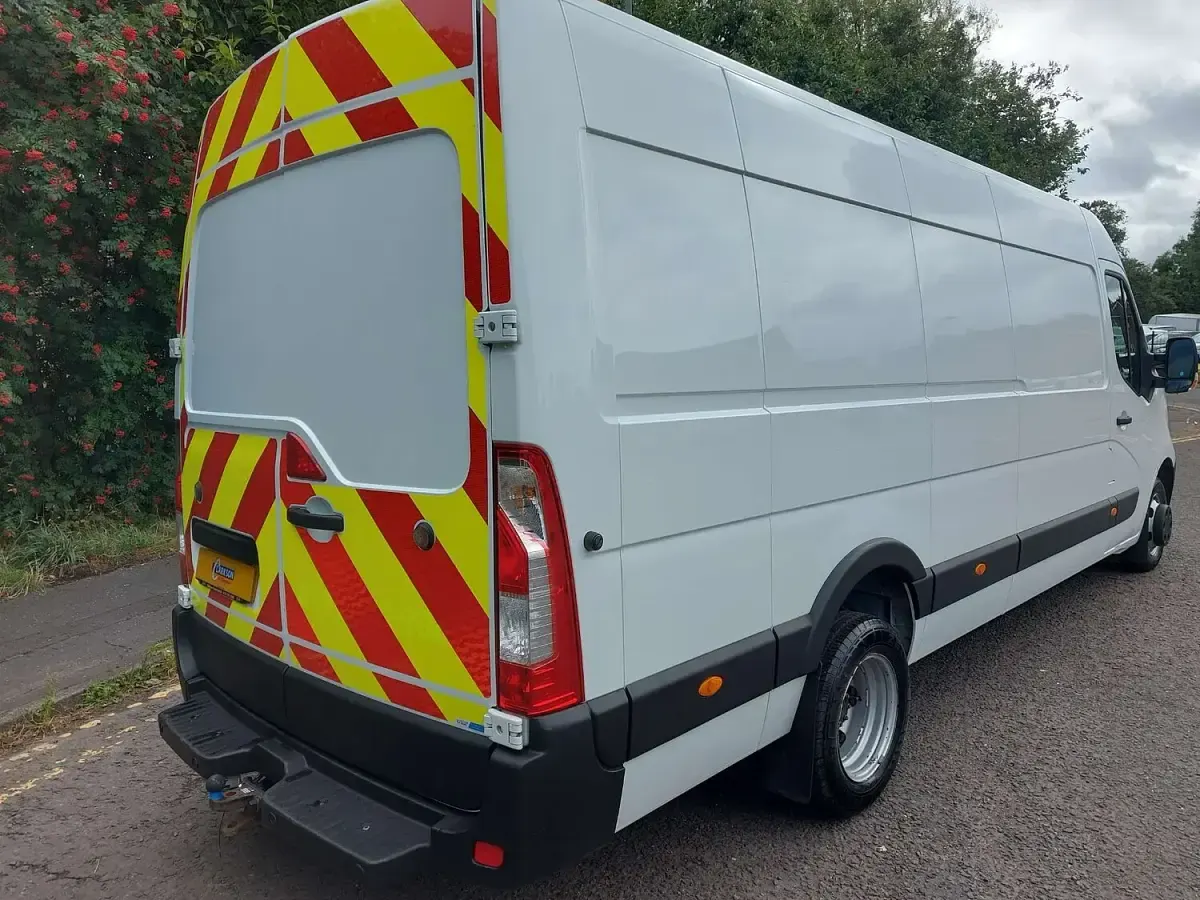 Used Nissan Interstar Tekna 140 HP (102 kW) 2024 White Van