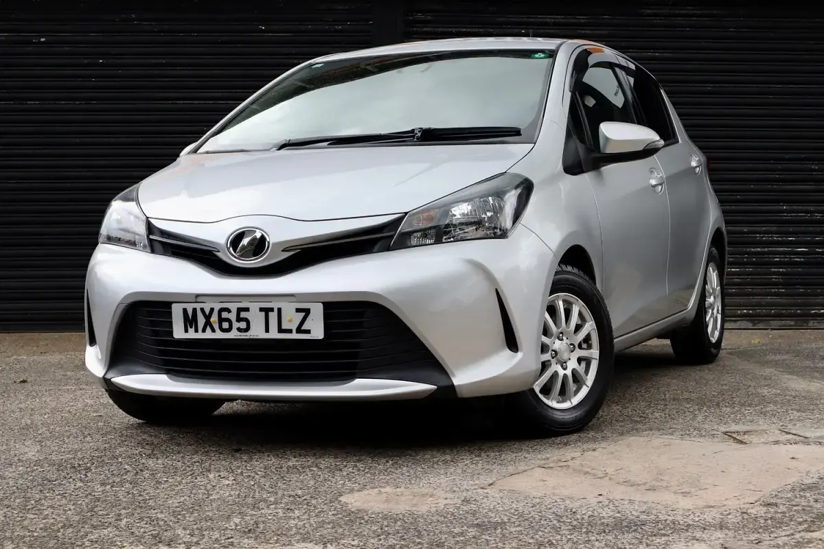 Used Toyota Yaris 99 HP (72 kW) 2015 Silver Hatchback