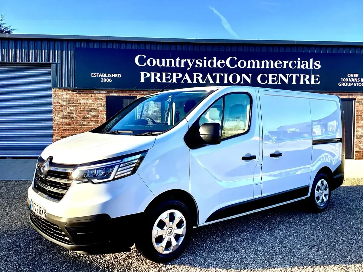 Używany Renault Trafic Business 130 KM (95 kW) 2022 Biały Minivan