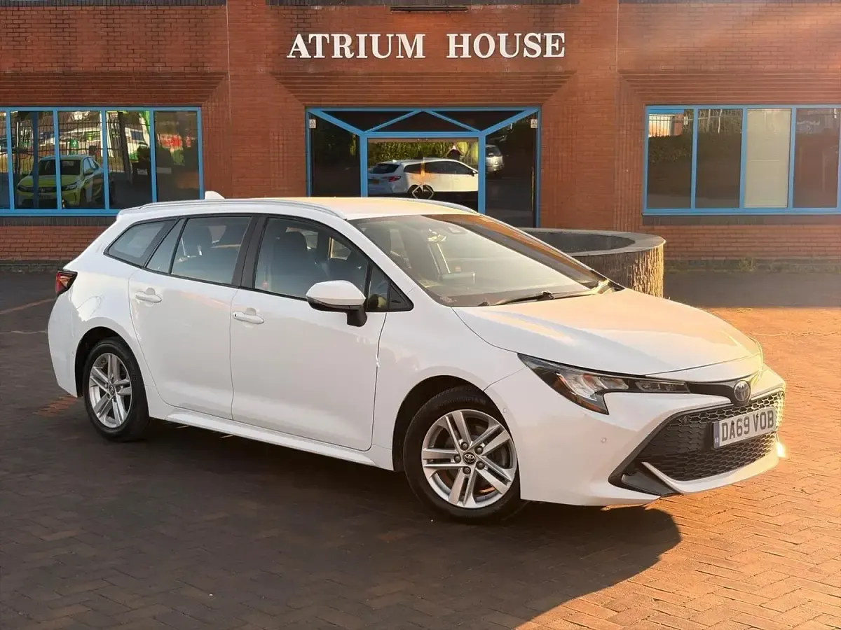 Used Toyota Corolla 122 HP (89 kW) 2019 White Estate