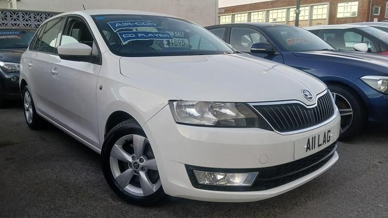 White Used 2014 Skoda Rapid SE Hatchback | £4,695 (Fair price) - Image 1/4