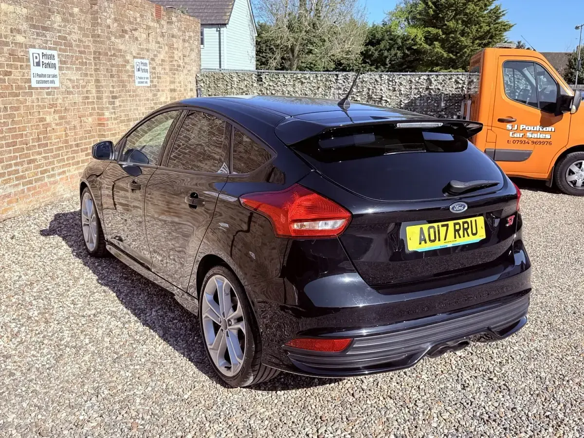 Used Ford Focus ST 250 HP (183 kW) 2017 Black Hatchback
