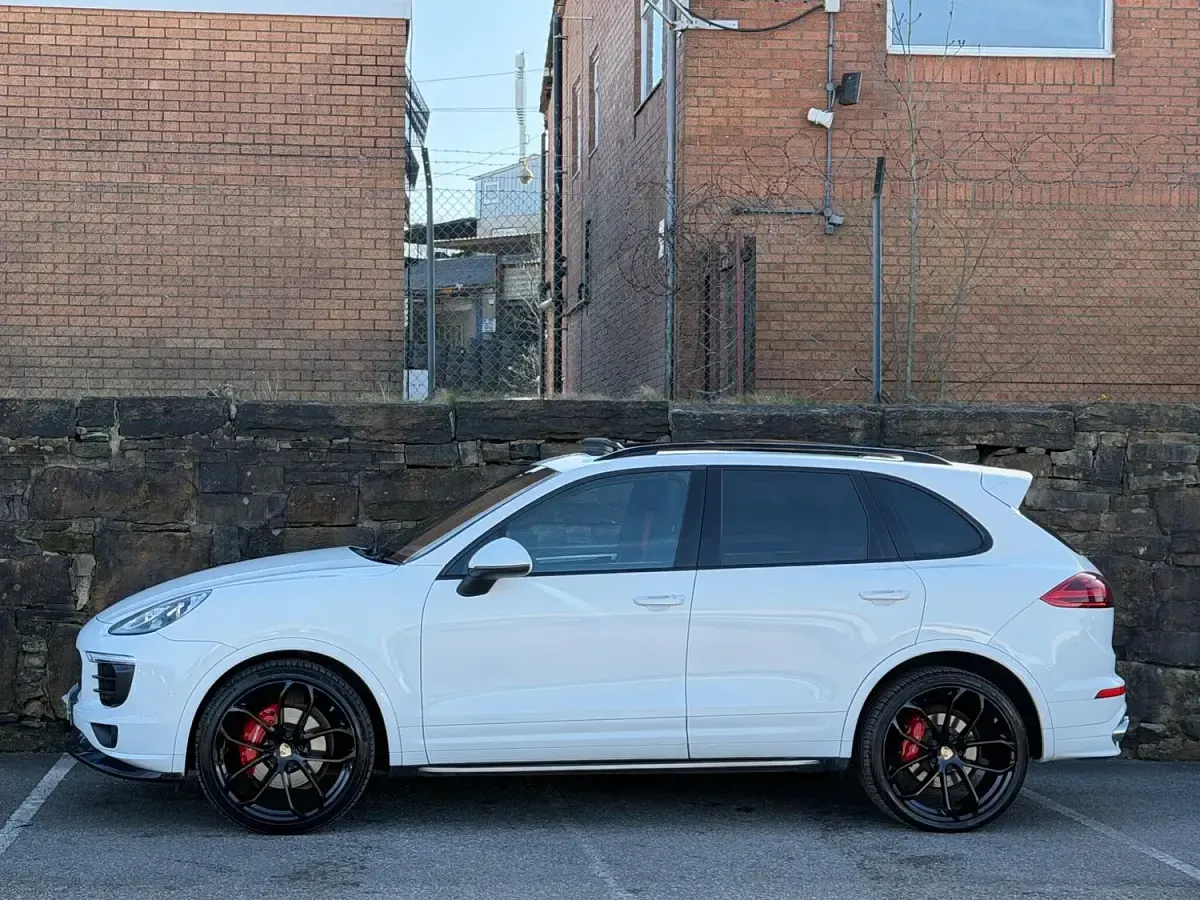 Used Porsche Cayenne 262 HP (192 kW) 2015 White SUV