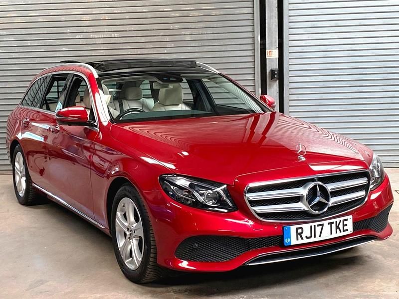 Begagnad Mercedes E220 Premium Plus 192 HK (141 kW) 2017 Röd Kombi