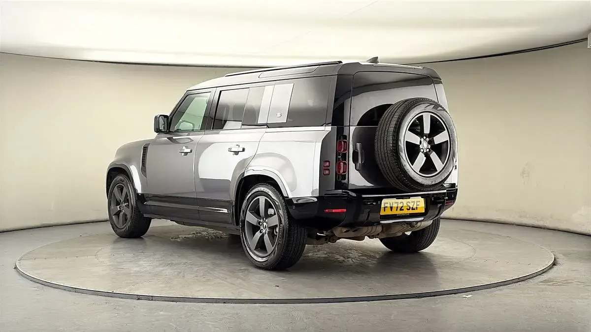 Usado Land Rover Defender SE Dynamic 250 HP (183 kW) 2023 Cinzento SUV
