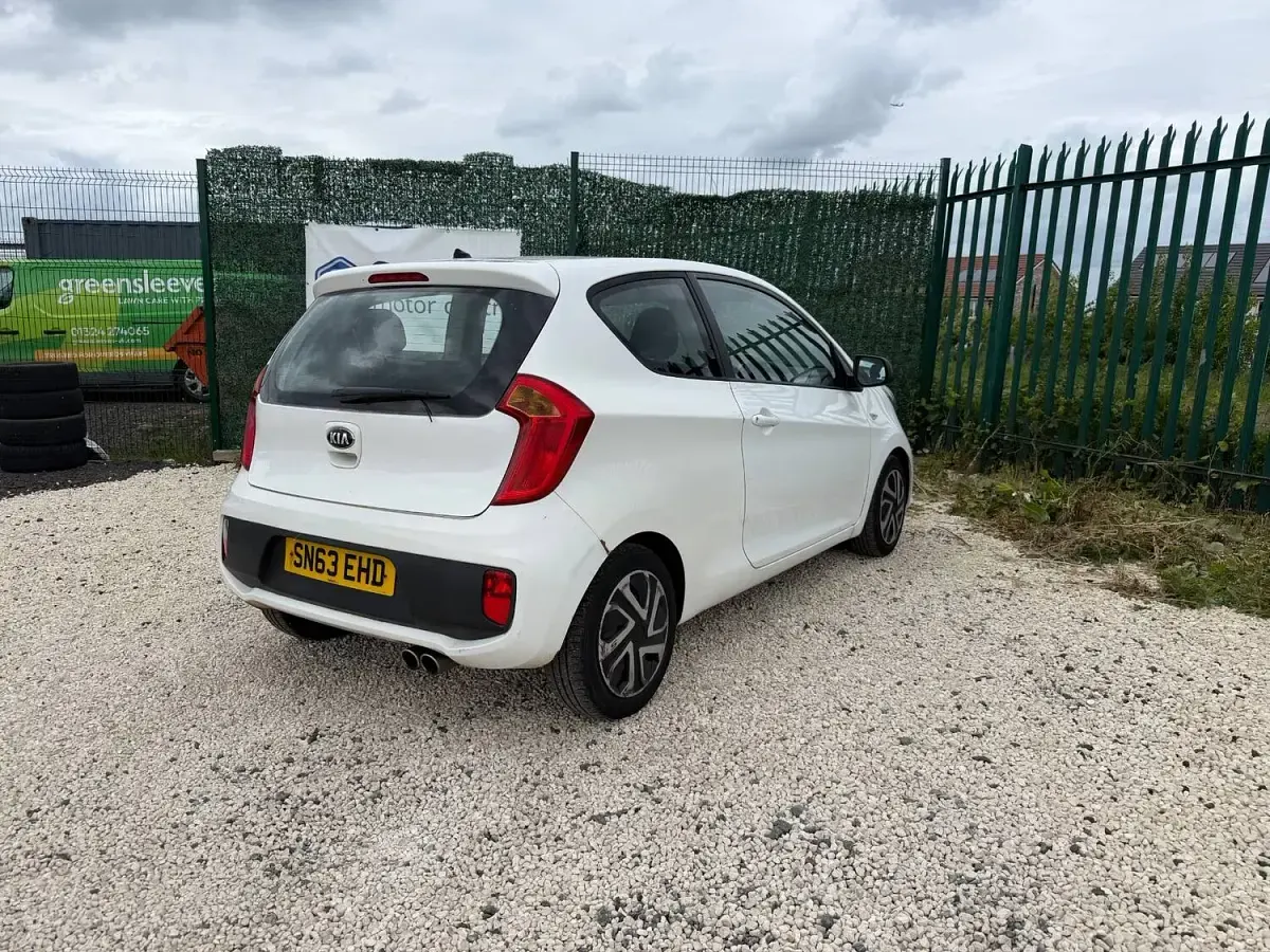 Used Kia Picanto 68 HP (50 kW) 2013 White Hatchback