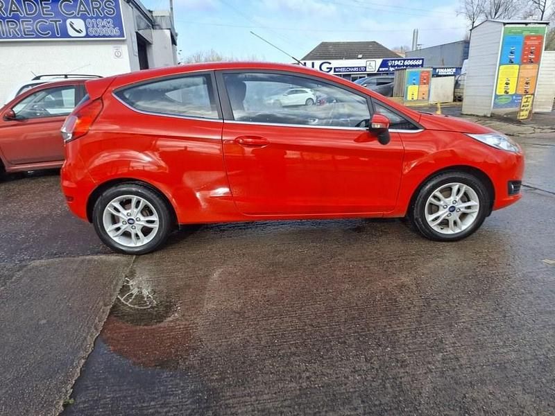 Usado Ford Fiesta Zetec 82 HP (60 kW) 2015 Vermelho Citadino