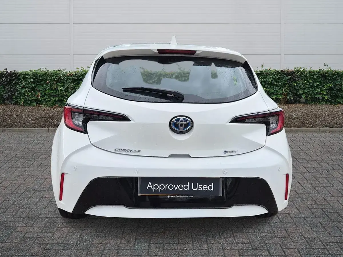 New Toyota Corolla 140 HP (102 kW) 2026 White Hatchback