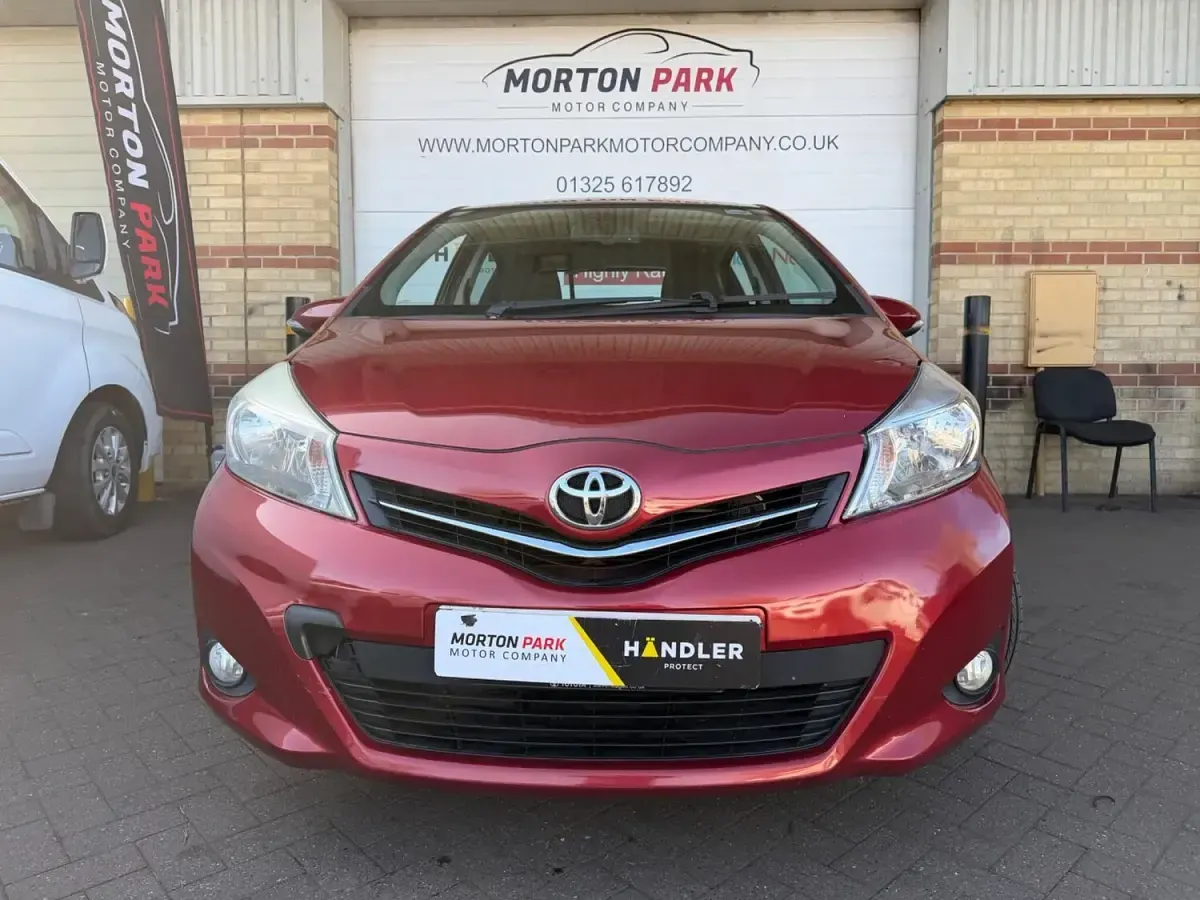 Usado Toyota Yaris 99 CV (72 kW) 2014 Rojo Utilitario