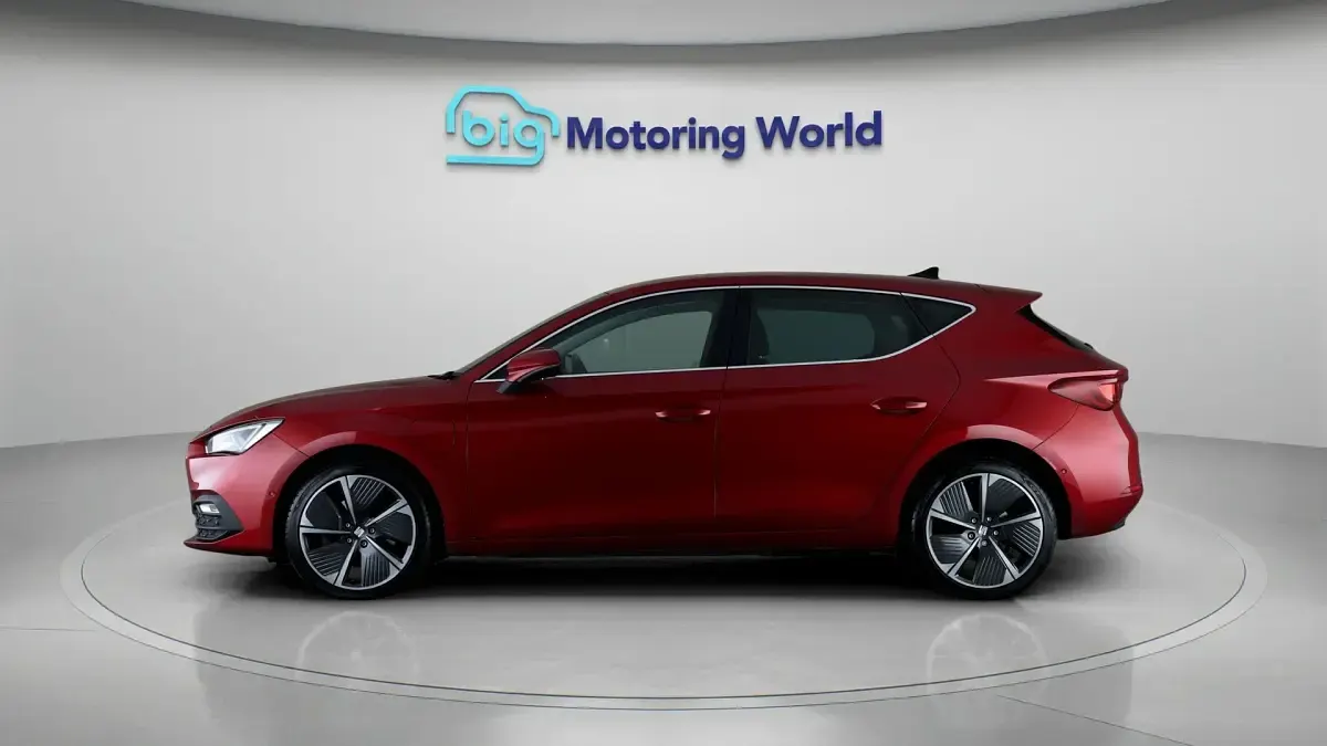 Begagnad Seat Leon XCELLENCE Lux 204 HK (150 kW) 2021 Röd Halvkombi