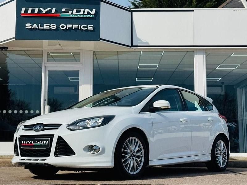 Used Ford Focus Zetec 115 HP (84 kW) 2014 White Hatchback