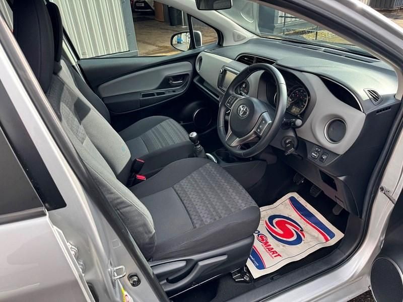 Used Toyota Yaris 90 HP (66 kW) 2017 Silver Hatchback