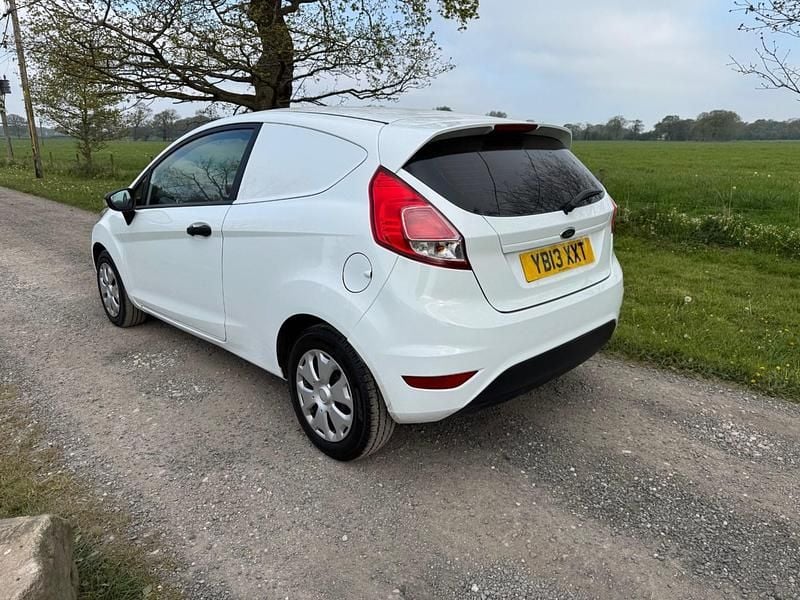 Usado Ford Fiesta 95 HP (69 kW) 2013 Branco Van