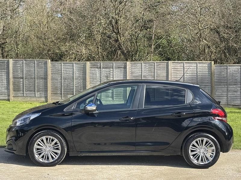 Used Peugeot 208 Signature Sky 82 HP (60 kW) 2019 Black Hatchback