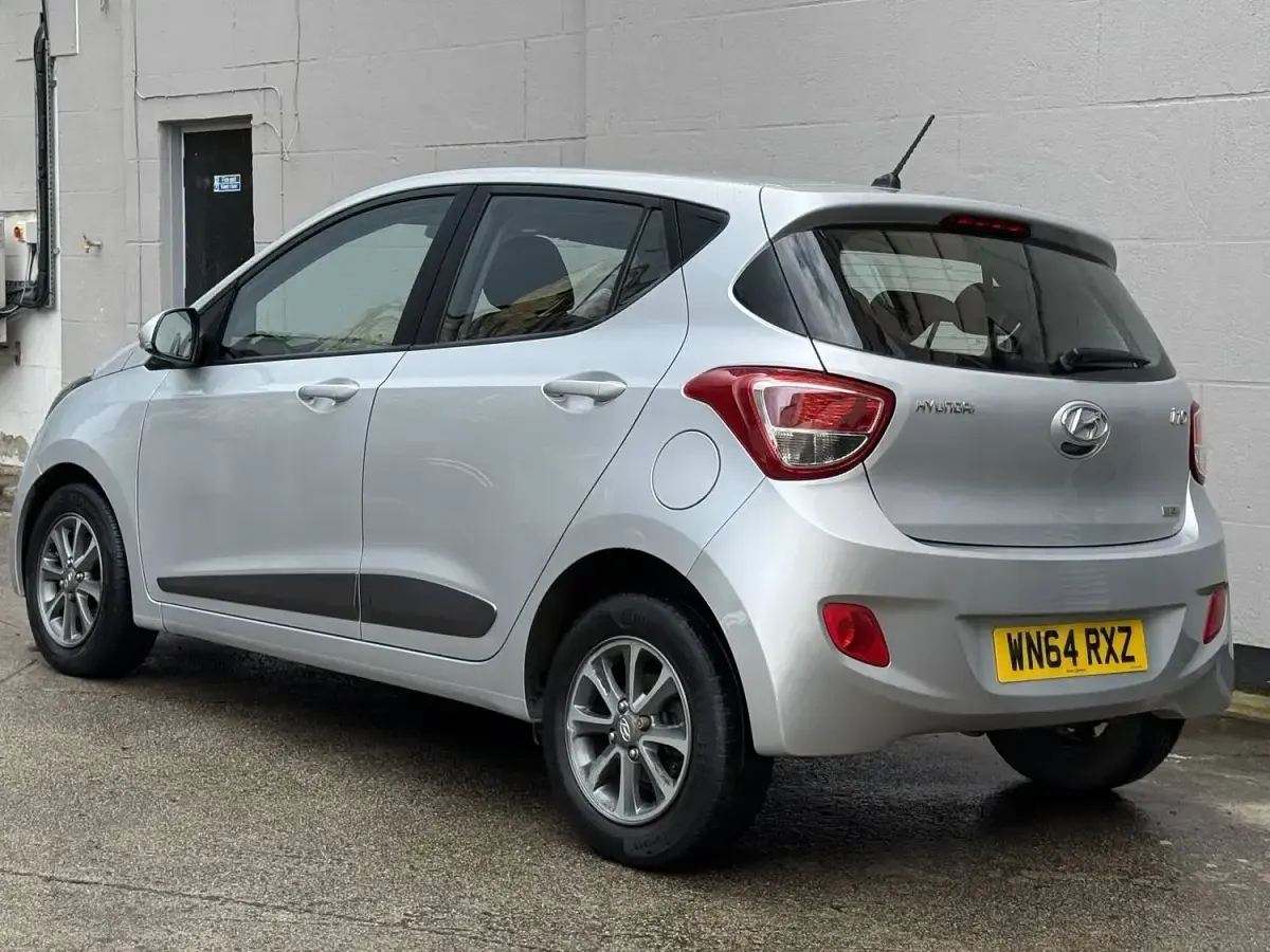Used Hyundai i10 Premium 87 HP (63 kW) 2014 Silver Hatchback
