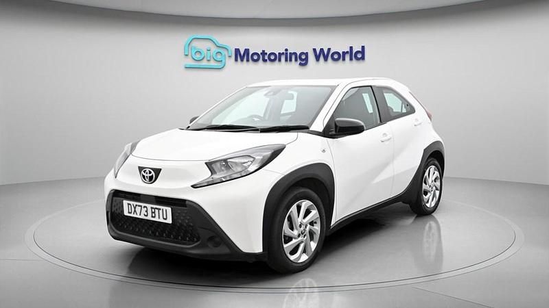 Used Toyota Aygo X PURE 72 HP (52 kW) 2024 White SUV