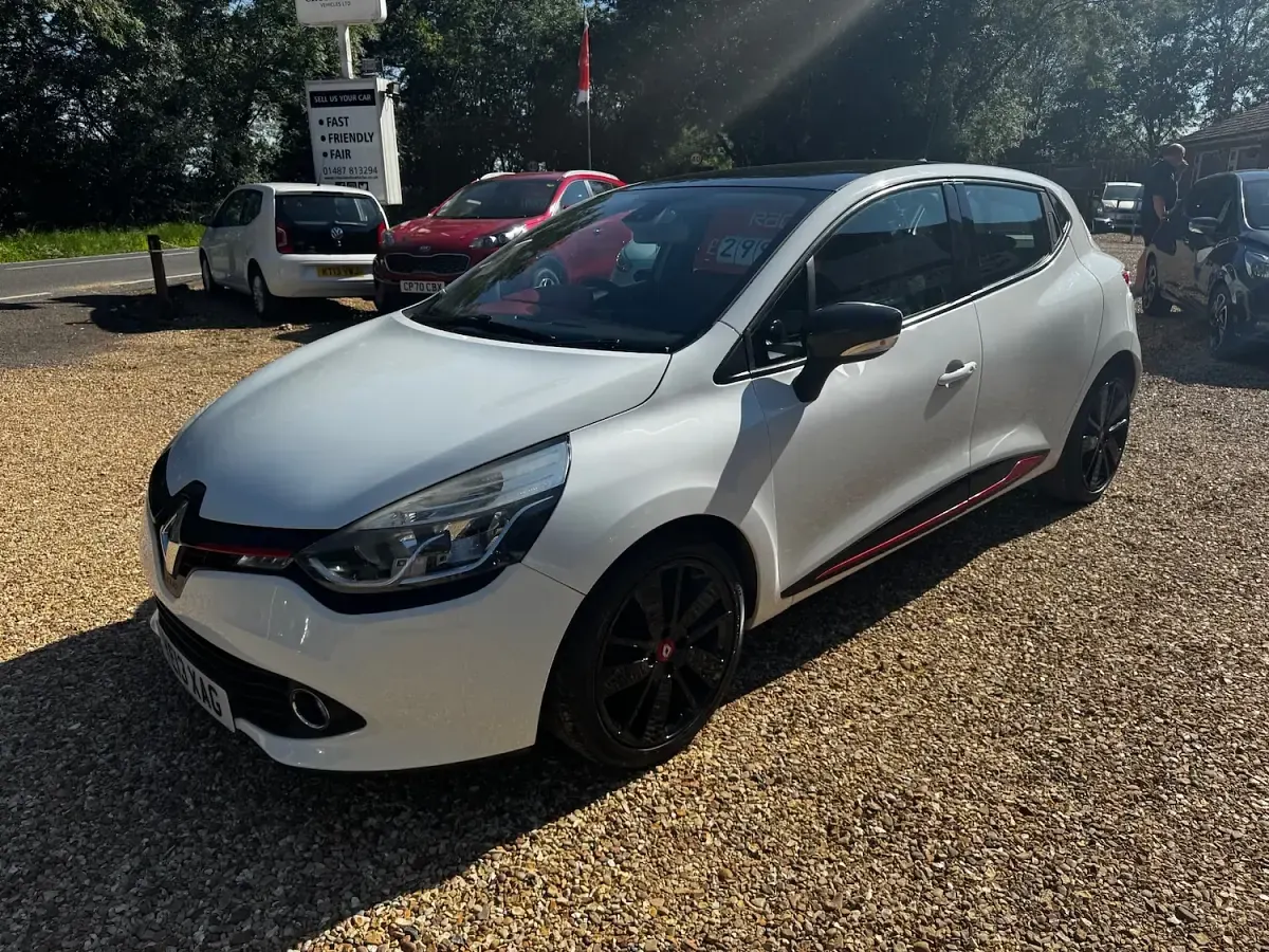Used Renault Clio Dynamique 90 HP (66 kW) 2013 White Hatchback