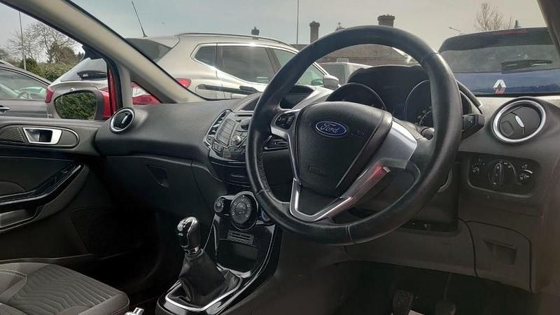 Used Ford Fiesta Zetec 82 HP (60 kW) 2014 Red Hatchback