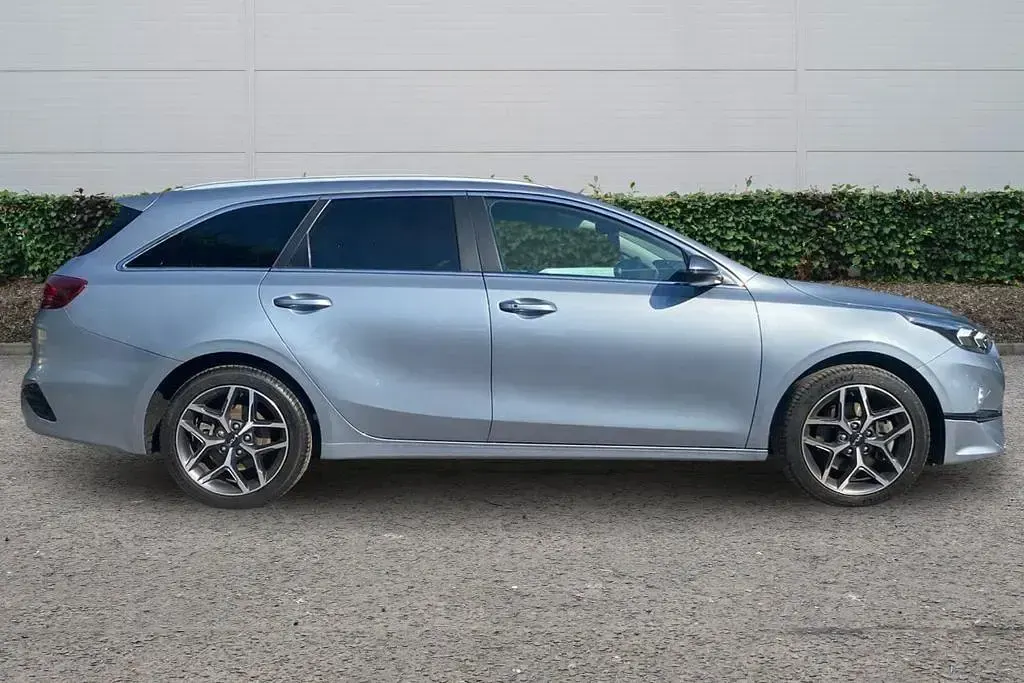 Used Kia Ceed 138 HP (101 kW) 2025 Silver Hatchback