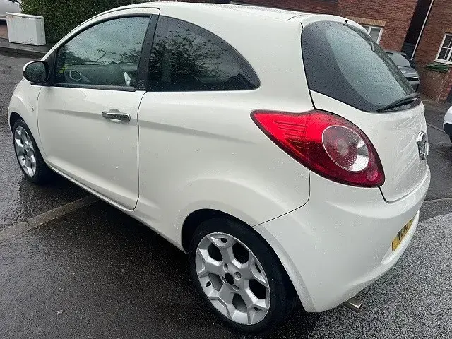 Usado Ford Ka Titanium 68 CV (50 kW) 2010 Blanco Utilitario