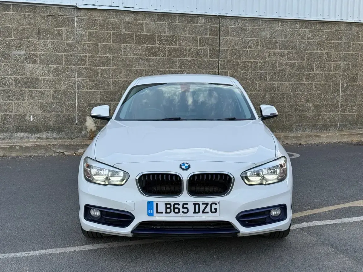 Begagnad BMW 120 Sport Line 2016 Vit Halvkombi