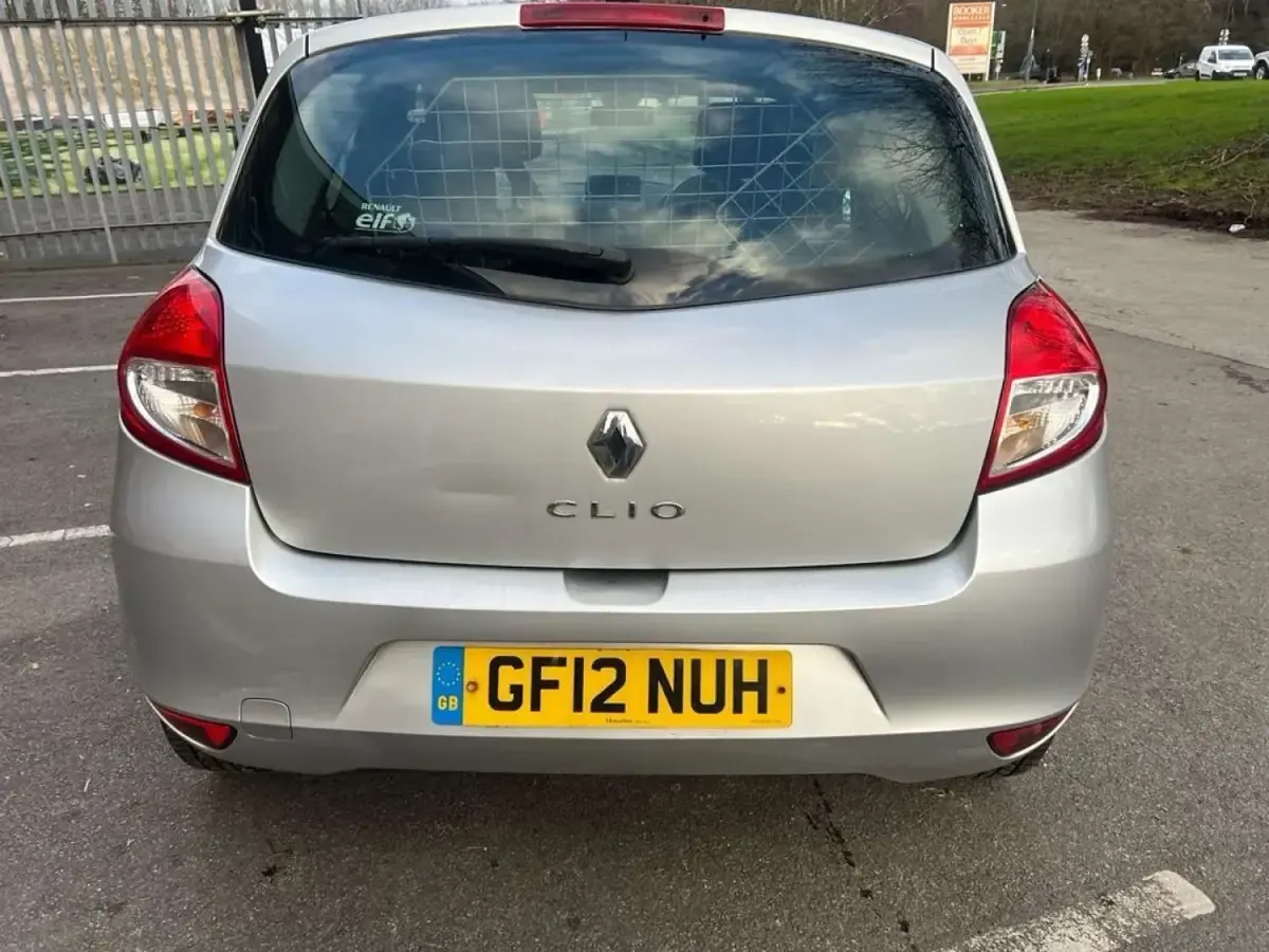 Usado Renault Clio IV Dynamique 75 HP (55 kW) 2012 Prateado Citadino