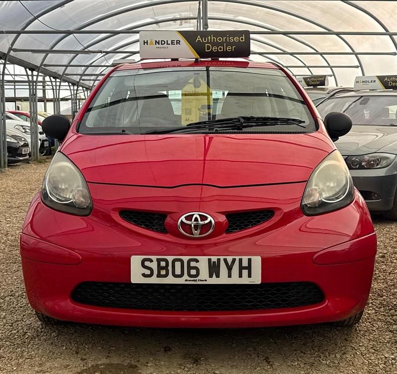 Used Toyota Aygo 67 HP (49 kW) 2006 Red Hatchback