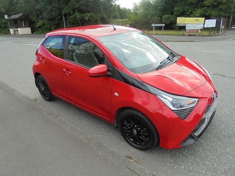 Used Toyota Aygo X-play 72 HP (52 kW) 2021 Red Hatchback