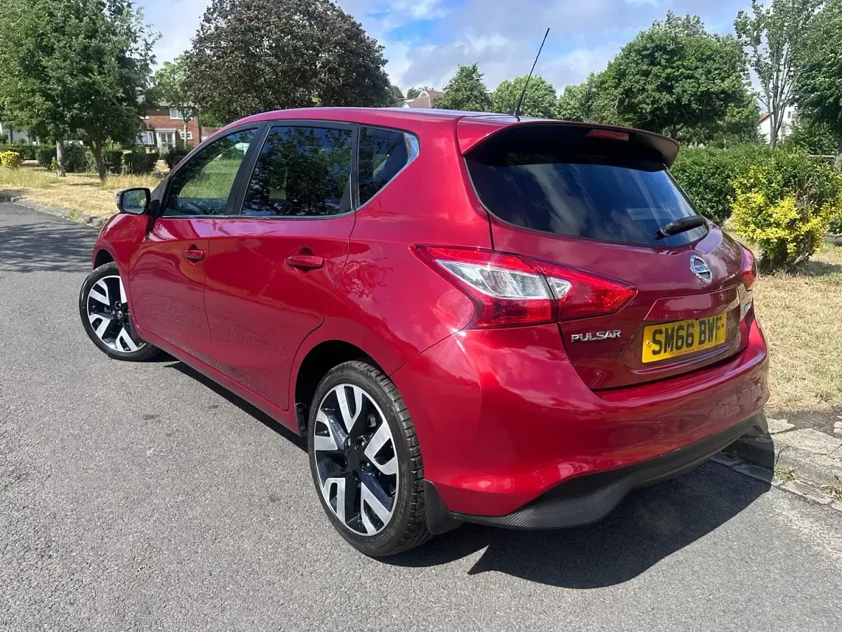Used Nissan Pulsar Tekna 115 HP (84 kW) 2016 Red Hatchback