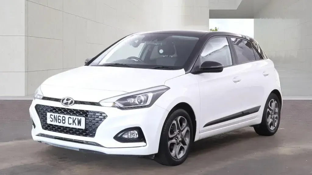 Used Hyundai i20 Premium 84 HP (61 kW) 2019 White Hatchback