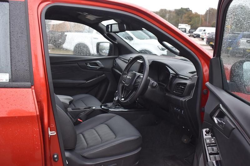 Second-hand Isuzu D-Max 163 CP (119 kW) 2025 Portocaliu Pickup