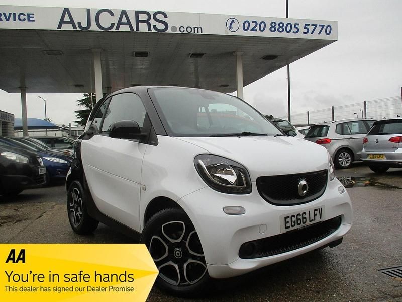 White Used 2017 Smart ForTwo Coupé Premium Coupe | £7,995 (Fair price) - Image 1/4